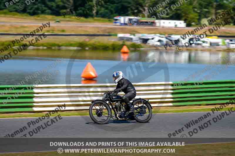 Vintage motorcycle club;eventdigitalimages;mallory park;mallory park trackday photographs;no limits trackdays;peter wileman photography;trackday digital images;trackday photos;vmcc festival 1000 bikes photographs